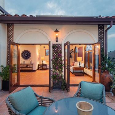 How To Seamlessly Blend Your Indoor and Outdoor Spaces