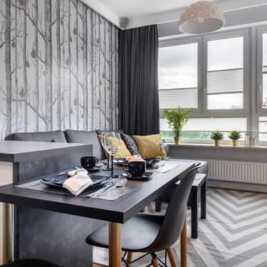 Tips for Using Wallpaper in a High-Traffic Room