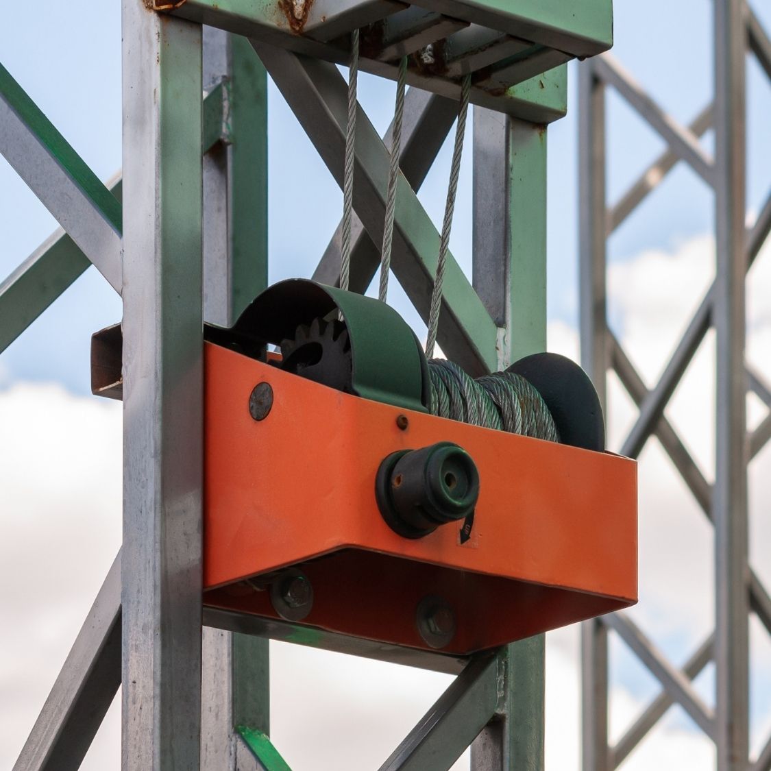 The Differences Between Electric and Hand Winches